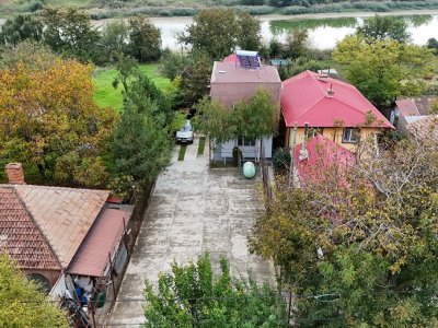 Casa  - Gospodarie , cu deschidere la lac