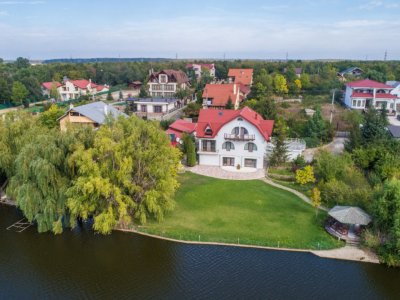 Vila de lux, 427 mp utili și 2313 mp teren, pe malul lacului Cociovaliștea