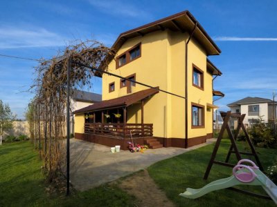 Vilă Spațioasă • Teren 656 mp & Kit Fotovoltaic Inclus