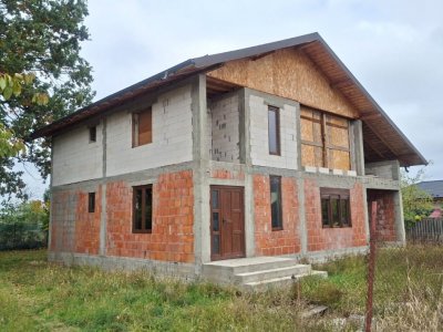 Casă Suseni-Cersani construcție solidă, teren 578 mp, zona superba
