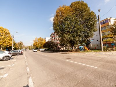 Teren stradal pe colț - Ideal afacere - front stradal mare