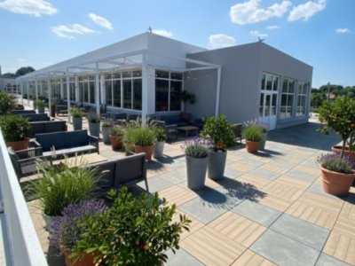 Spațiu Generos cu Terasă Circulabilă în Centru