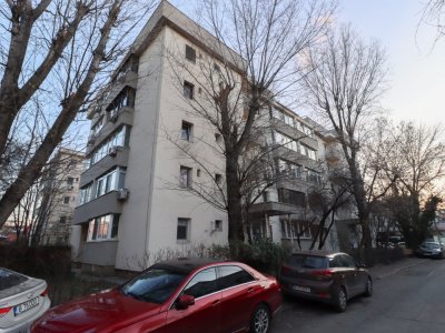 Garsonieră Decebal Decomandată, Renovată, Mobilată – Confort și Locație