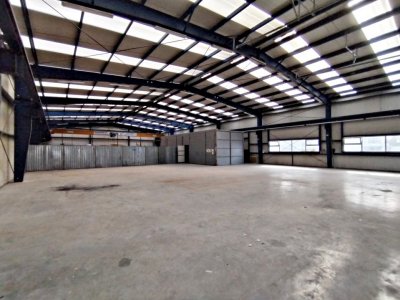 Hala confectii metalice cu pod rulant si platforma betonata. 