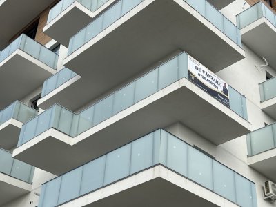 Apartament 2 camere  bucatarie separata, luminos cu terasa Imensa la lac