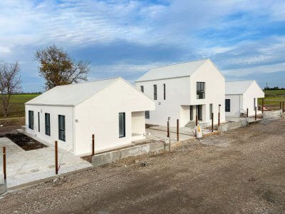 Casa la sol in Valu lui Traian, pe partea dreapta, ST 400mp