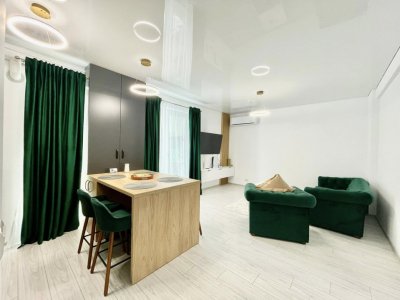 Apartament de inchiriat pe termen lung , curte proprie , parcare asigurata