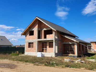 Casa la rosu in Sanpetru - zona Livada 