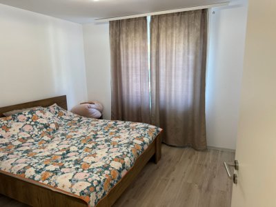 Apartament modern si spatios cu curte privată 