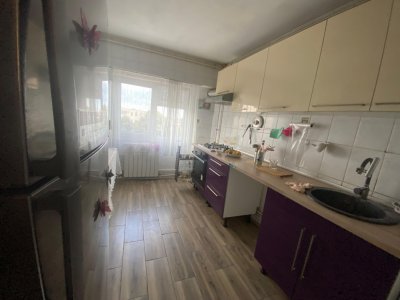 Apartament 3 camere situat în zona Brotăcei