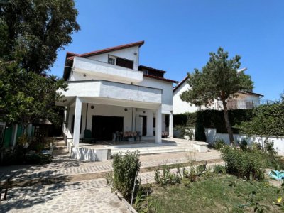 Povestea unei case la doar 200 m de valuri, cu piscină și terasă panoramică