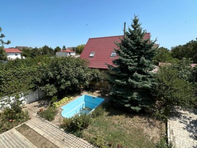 Povestea unei case la doar 200 m de valuri, cu piscină și terasă panoramică