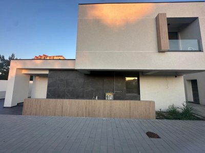Vila deosebita de vanzare - zona Mamaia Nord pe malul lacului 