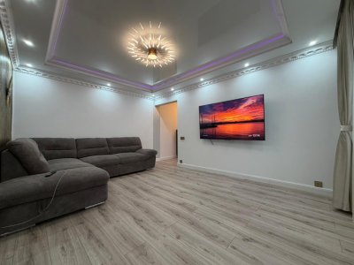 Apartament 3 camere semidecomandat, centrală proprie, etaj 2