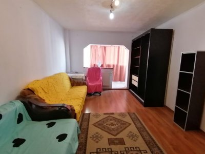 Apartament 3 camere decomandat de vanzare, 2 grupuri sanitare, liber