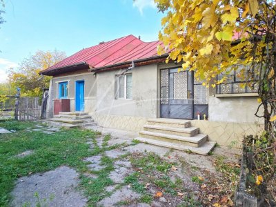 Se vinde  teren si casa renovabila/demolabila, Valenii de Munte